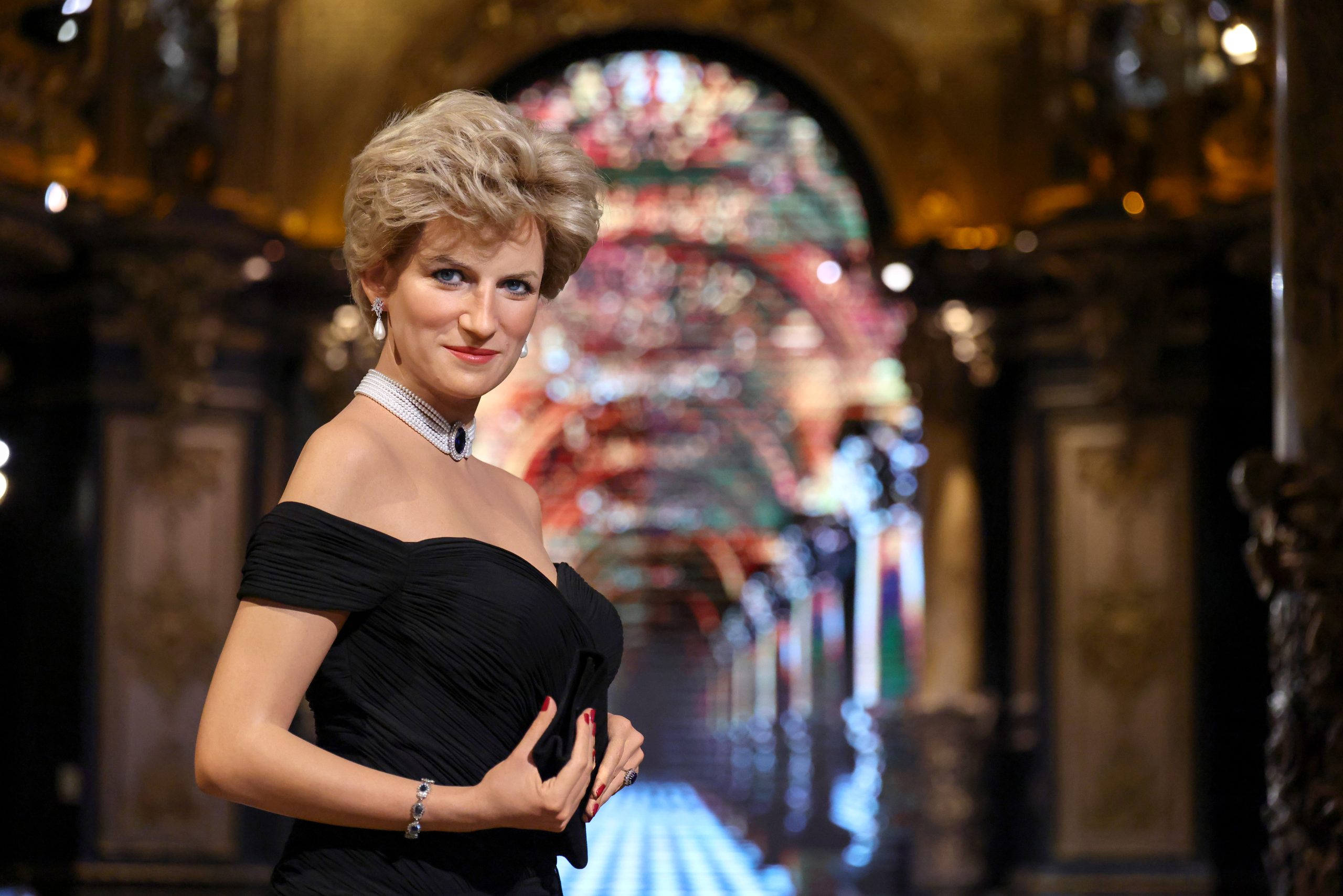 Το “revenge dress” της Diana επιστρέφει στο Παρίσι μέσα από το πιο ρεαλιστικό κέρινο ομοίωμά της