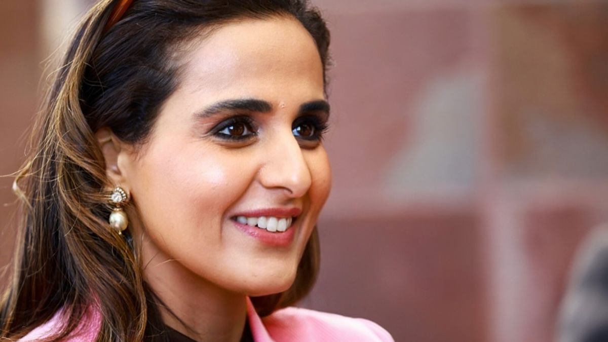 Sheikha Al Mayassa του Κατάρ: Η γυναίκα–ορόσημο που επαναπροσδιορίζει την τέχνη, τη μόδα και τη σύγχρονη κληρονομιά του αραβικού κόσμου