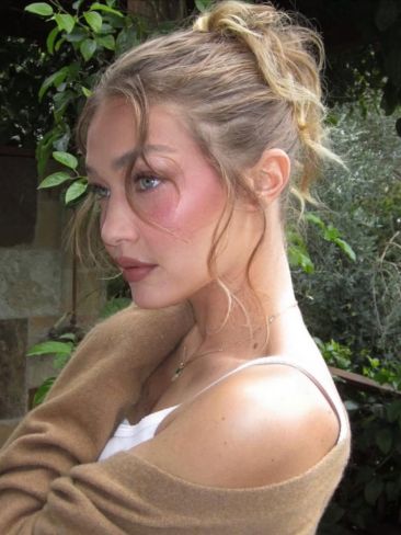 Gigi Hadid: Το έντονο ρουζ είναι ο απόλυτος πρωταγωνιστής στο μακιγιάζ της 2