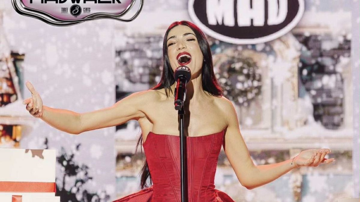 Η Ήβη Αδάμου συγκίνησε στο MadWalk ανεβάζοντας στη σκηνή την κόρη της – Η τρυφερή στιγμή που έκλεψε την παράσταση 1