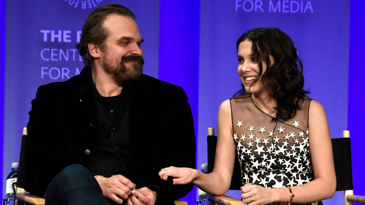 Millie Bobby Brown: Κατήγγειλε τον συμπρωταγωνιστή της David Harbour για παρενόχληση κι εκφοβισμό
