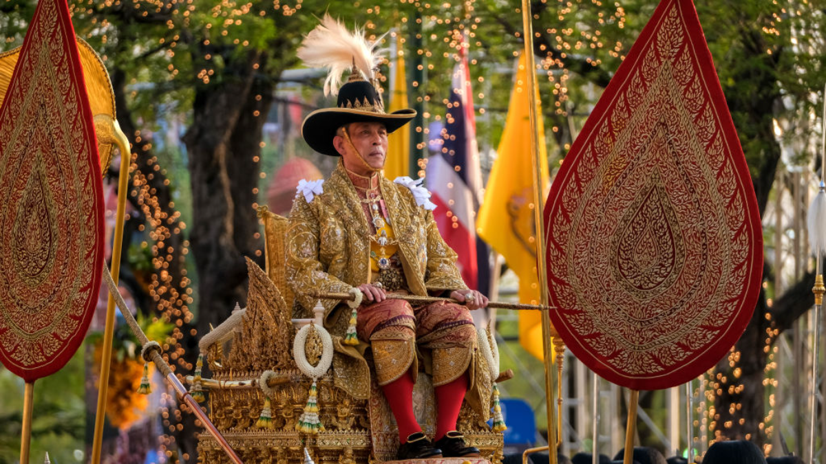 Αυτός είναι ο πλουσιότερος βασιλιάς του κόσμου- Έχει 17.000 ακίνητα, 52 χρυσά σκάφη και 38 ιδιωτικά τζετ