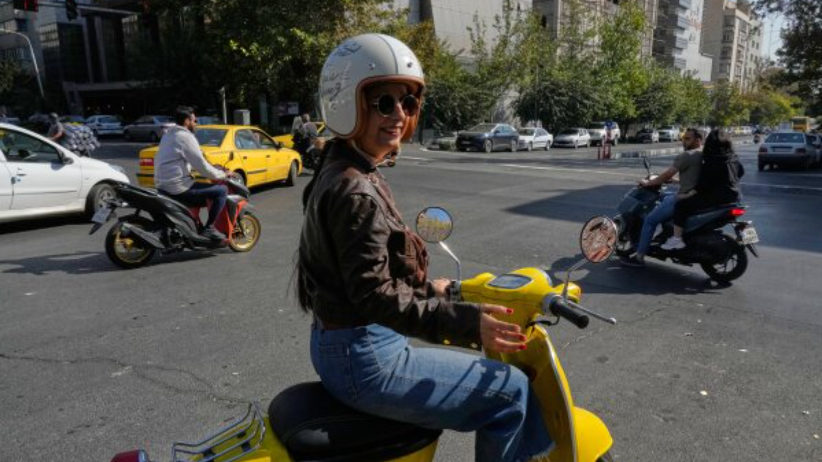 Τεχεράνη: Μια γυναίκα ανεβαίνει στο μηχανάκι της για να πάει στην επιχείρηση της και, για λίγο, κάτι μοιάζει να αλλάζει 1