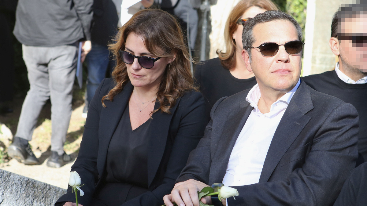 Αλέξης Τσίπρας- Με τους δύο γιους του και τη Μπέττυ Μπαζιάνα στην πολιτική κηδεία του Αλέκου Φλαμπουράρη