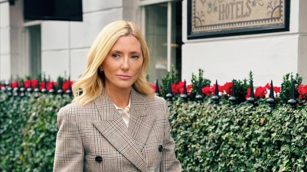 Η Μαρί Σαντάλ μας βάζει σε χριστουγεννιάτικο mood: Βίντεο με πιτζάμες στο πολυτελές σπίτι της στο Λονδίνο