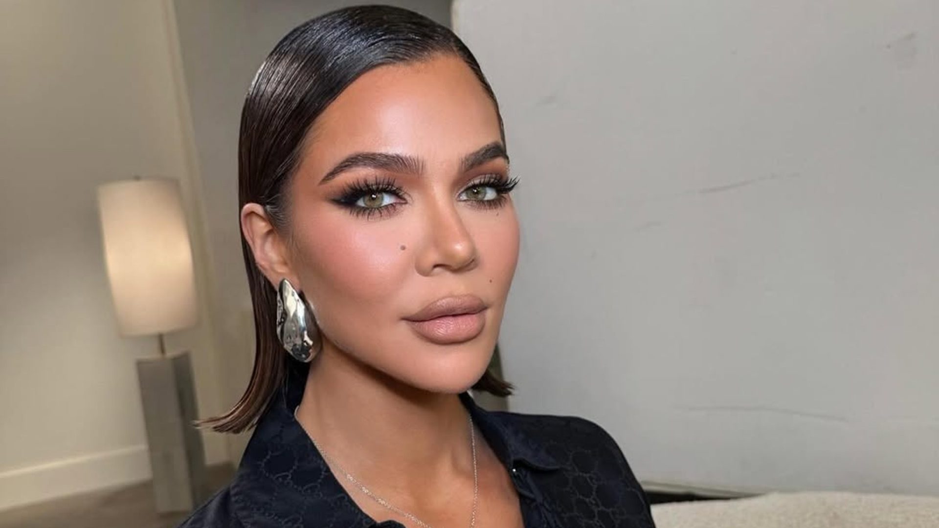 Το νέο λαμπερό mani της Khloé Kardashian είναι έμπνευση για τις γιορτές 1