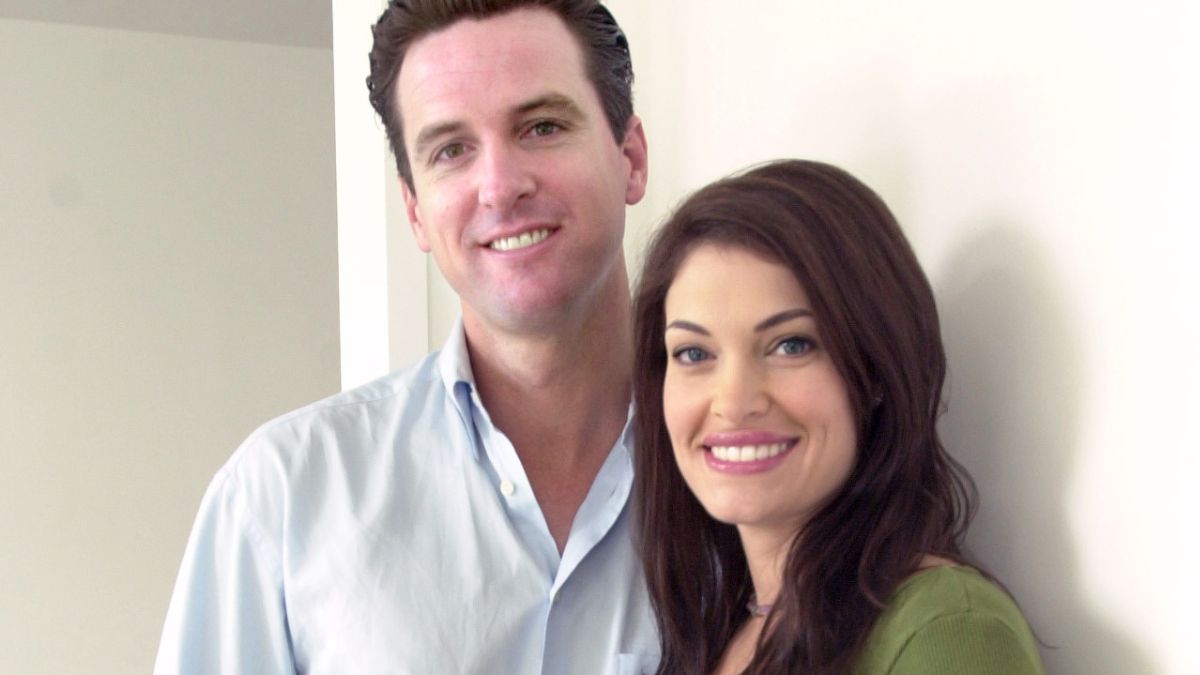 Ποιος είναι ο γοητευτικός Gavin Newsom, πρώην σύζυγος της Kimberly Guilfoyle και νυν πολιτικός αντίπαλος του Donald Trump