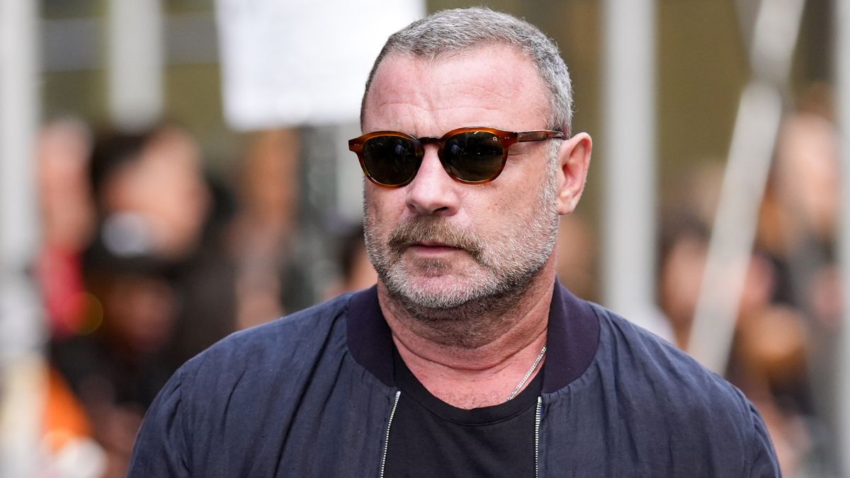 Liev Schreiber: Όλα όσα γνωρίζουμε για τη νέα αιφνίδια εισαγωγή του στο νοσοκομείο και τη σοβαρή περιπέτεια υγείας