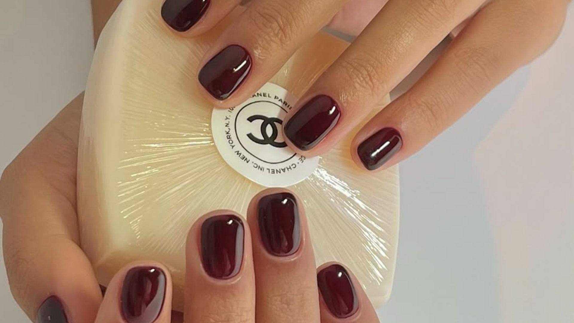 Αυτό είναι το nail color που επιλέγουν όλα τα chic κορίτσια 1