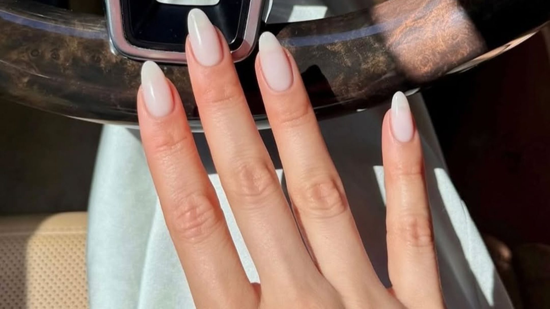 Αυτό είναι το nail trend που πρέπει να δοκιμάσετε εάν σας αρέσουν τα μίνιμαλ μανικιούρ 1