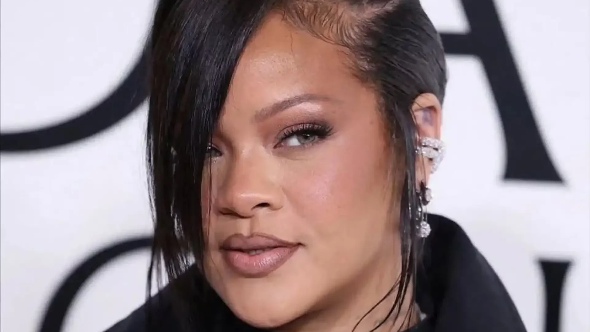 Rihanna – Έκανε τις αφέλειες στο πλάι και πάλι trending 1