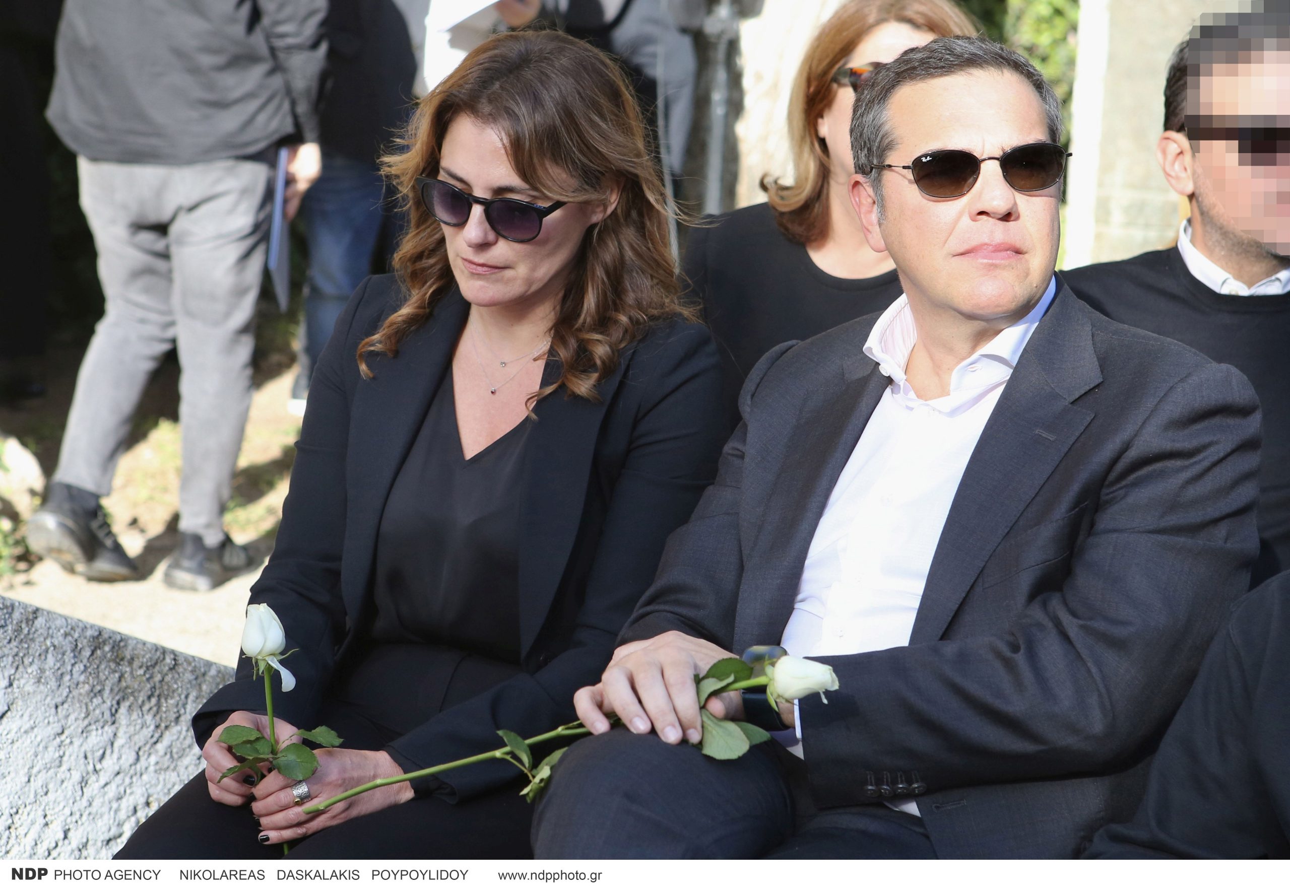 Αλέξης Τσίπρας- Με τους δύο γιους του και τη Μπέττυ Μπαζιάνα στην πολιτική κηδεία του Αλέκου Φλαμπουράρη 1