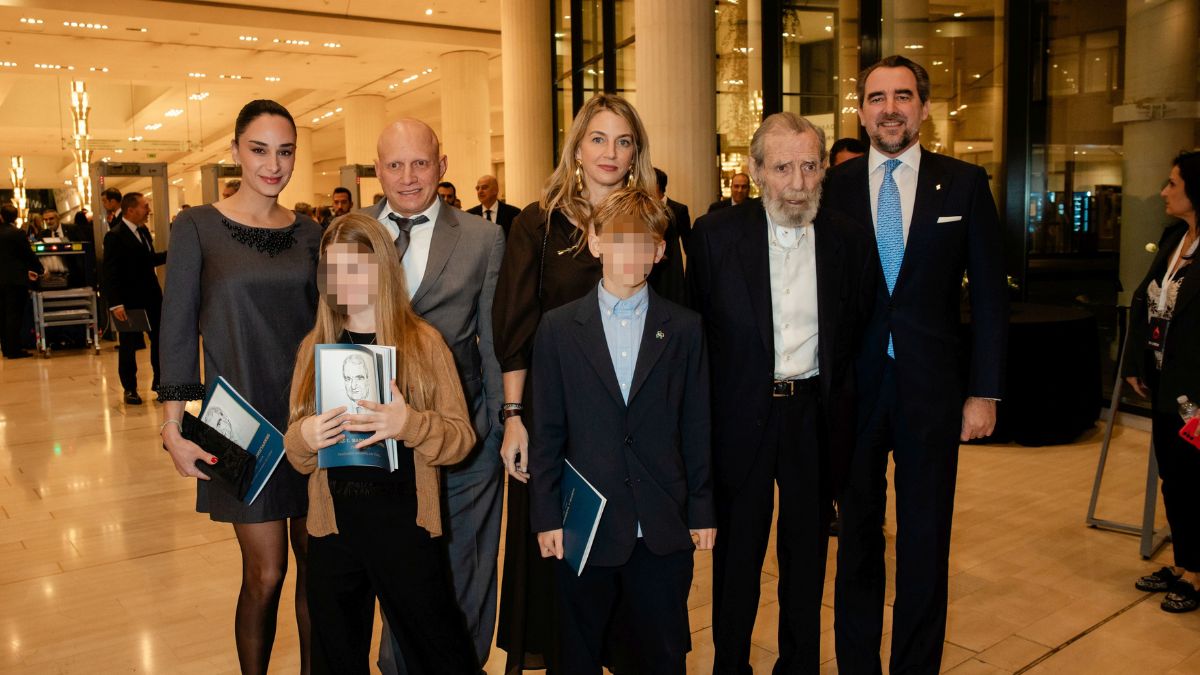 Χρυσή Βαρδινογιάννη- Η σπάνια δημόσια εμφάνιση με τα παιδιά της, τον πατέρα της και τον Νικόλαο Ντε Γκρες σε μια βαθιά συγκινητική βραδιά