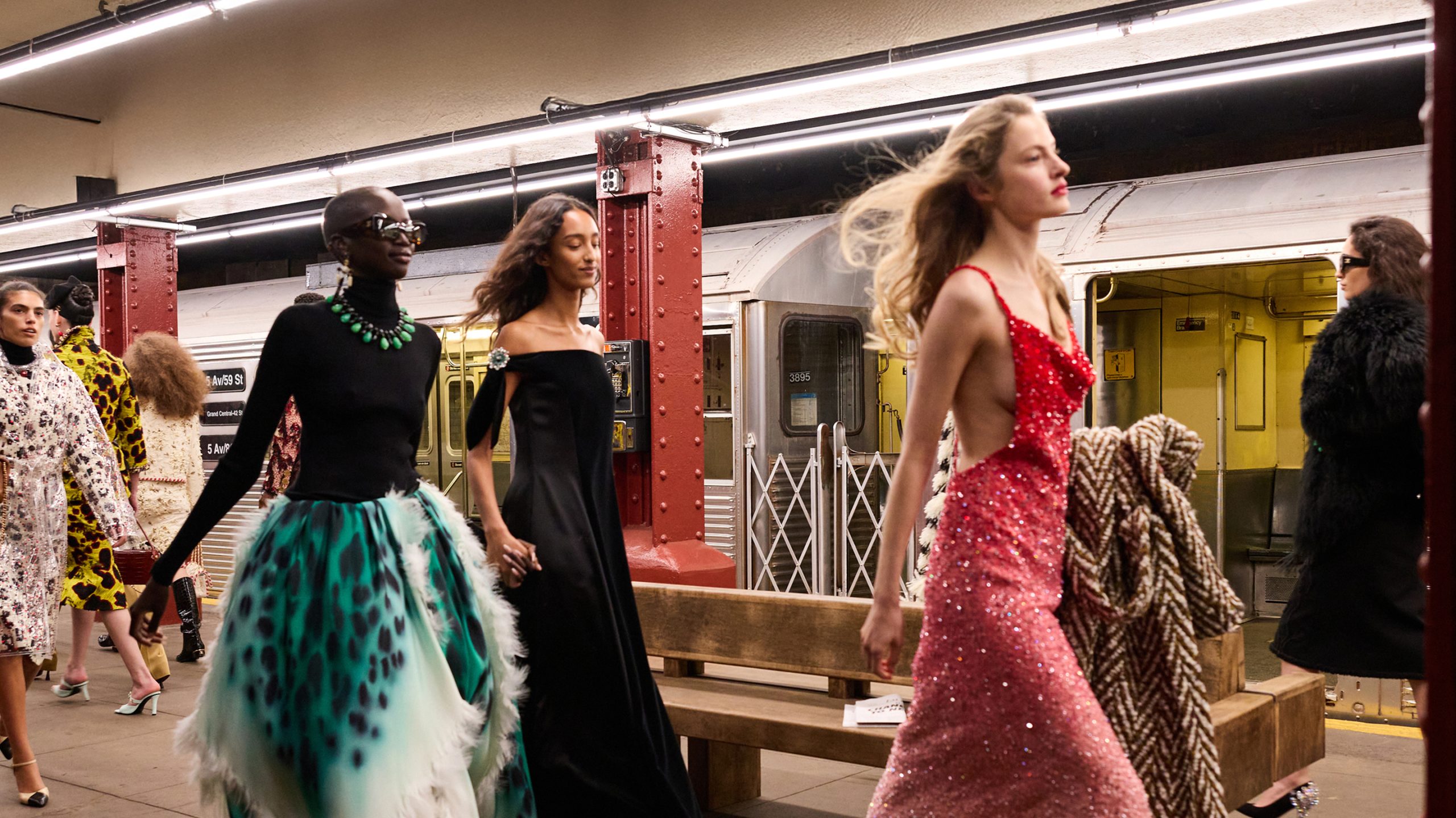 Η Chanel κατεβαίνει στο μετρό της Νέας Υόρκης, εμπνέεται και αποκαλύπτει την πραγματική κομψότητα της πόλης