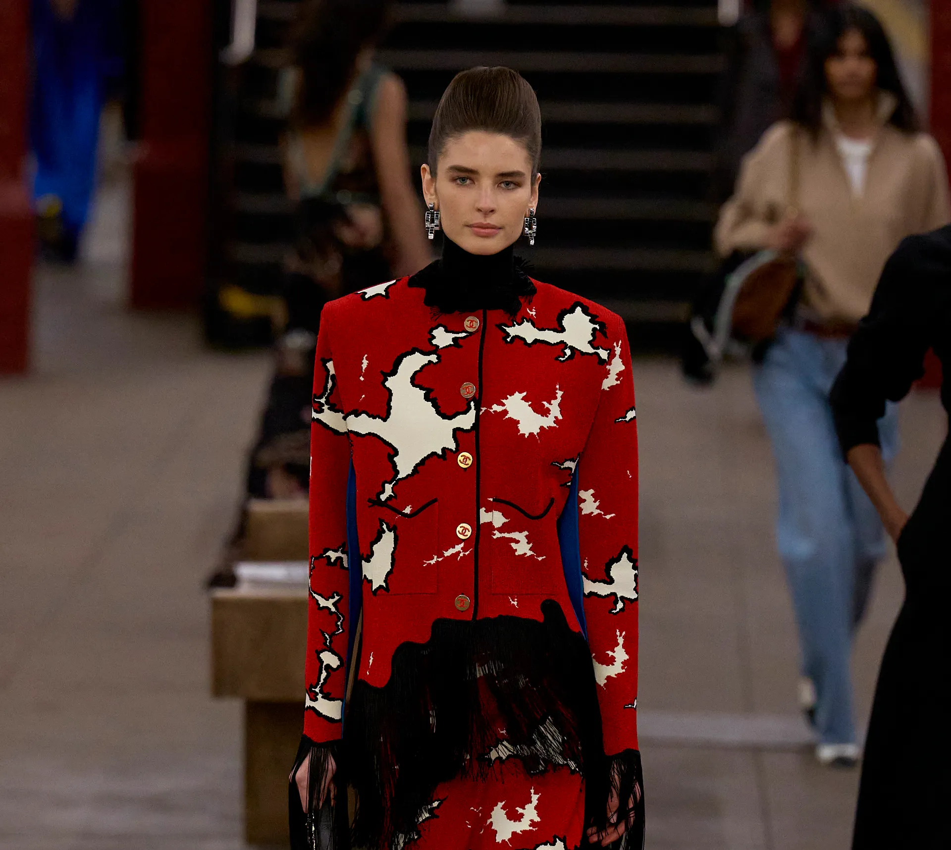 Chanel Métiers d’Art: Τα δυναμικά beauty looks με 60s διάθεση που μαγνήτισαν τα βλέμματα 3