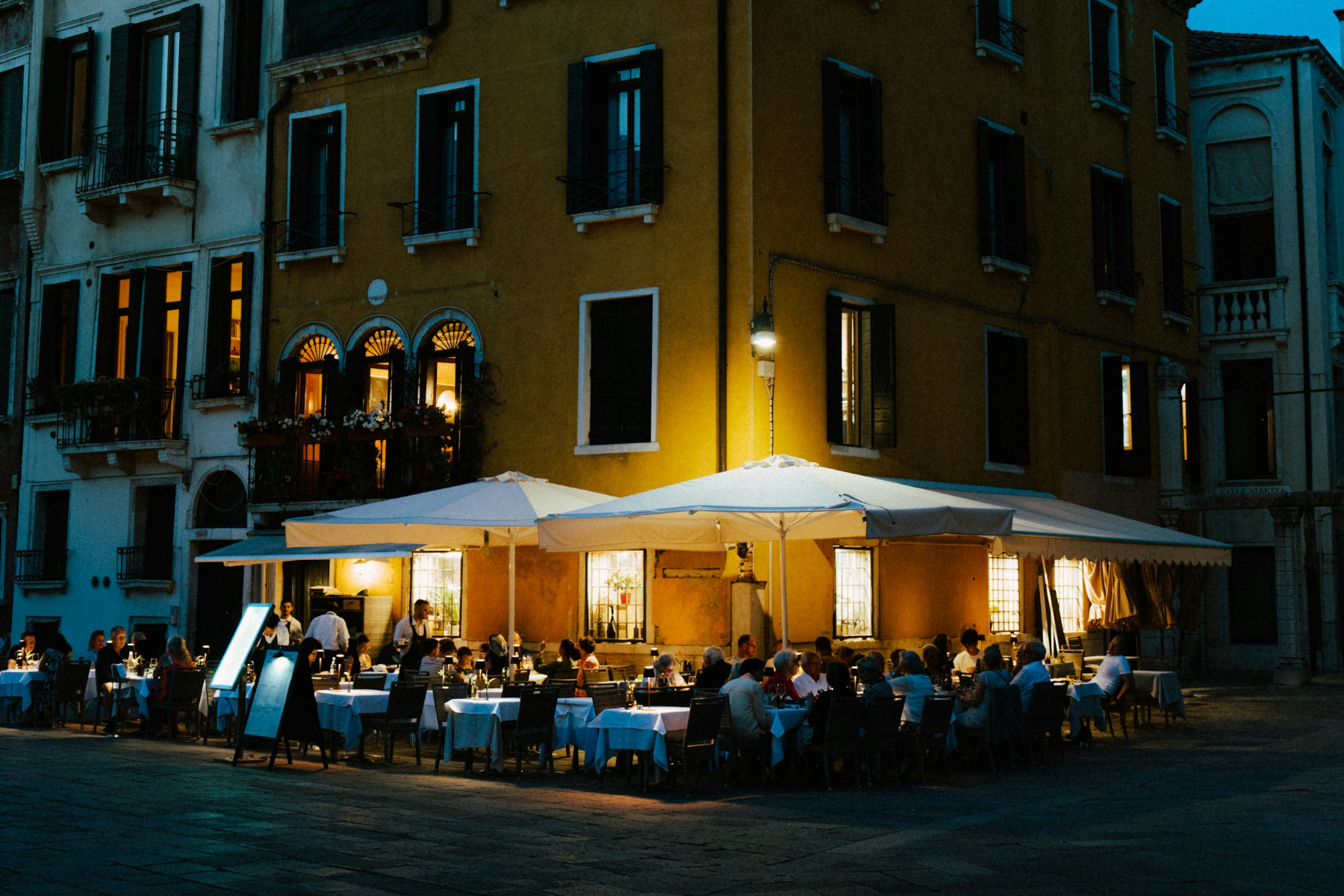 Sobremesa- Η επαναστατική ηδονή της συνύπαρξης γύρω από ένα τραπέζι με φίλους 1