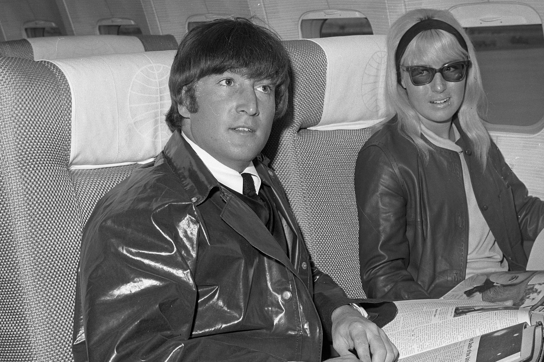 Όταν η Σίνθια Λένον επέστρεψε σπίτι της από ένα ταξίδι στην Ελλάδα, βρήκε τον Τζον και τη Γιόκο Όνο με μπουρνούζι 1