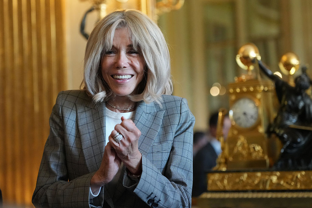 Brigitte Macron: «Βρωμιάρες σκύλες» αποκάλεσε ομάδα φεμινιστριών, προκαλώντας σάλο