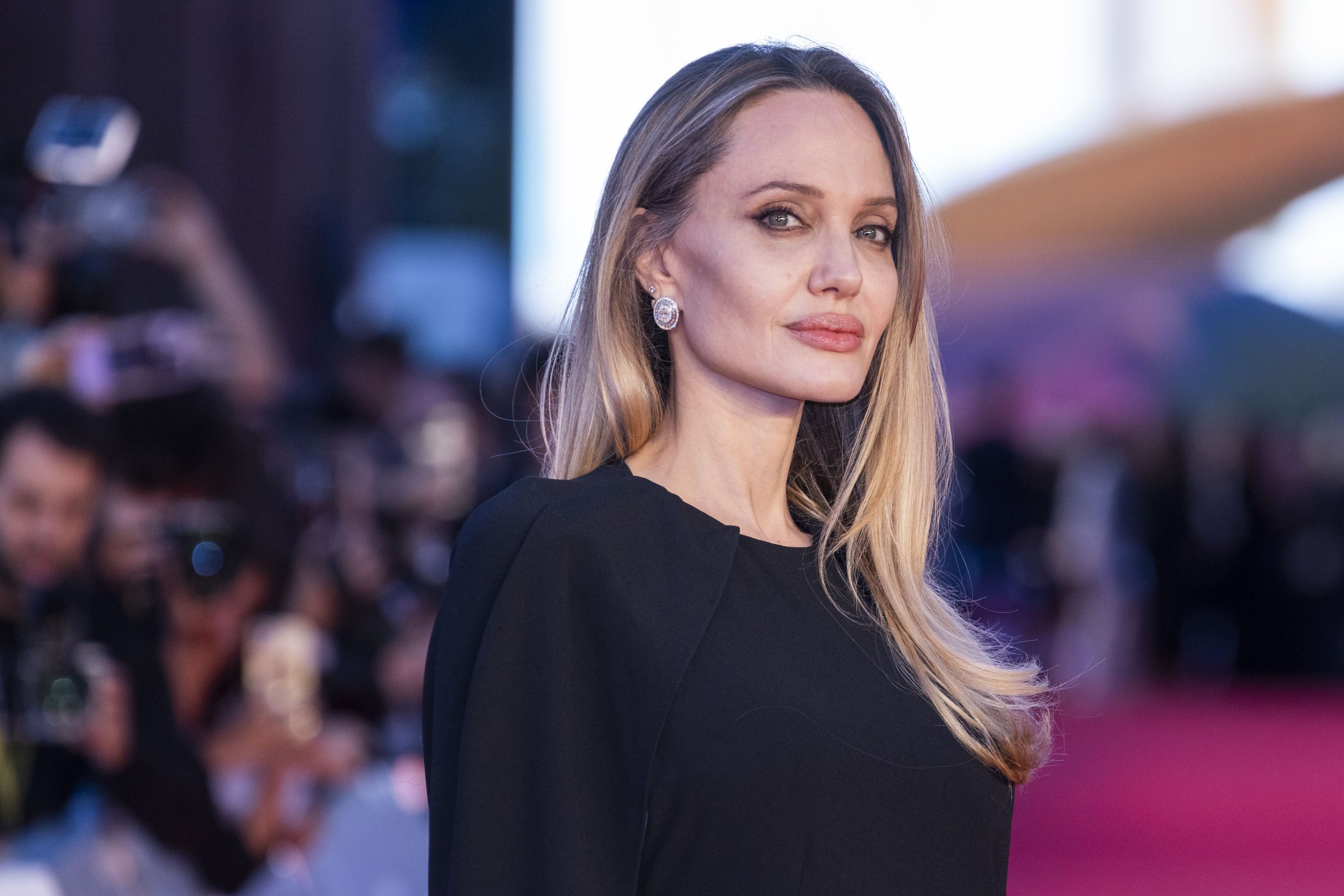 Η Angelina Jolie δείχνει για πρώτη φορά τις ουλές της μαστεκτομής και στέλνει ένα ηχηρό μήνυμα ζωής