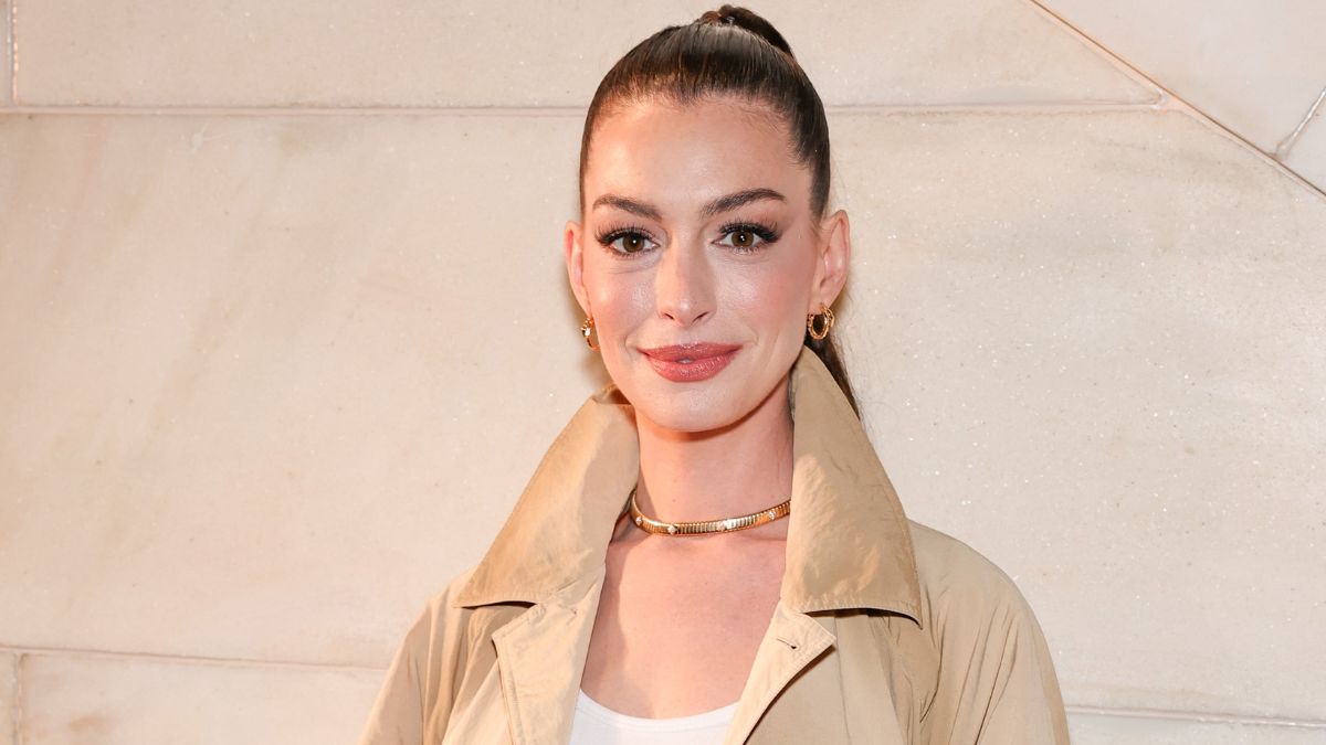Όλοι μιλούν για το glow της Anne Hathaway: Τα μυστικά της για να δείχνει νεότερη και πώς μπορούμε να τα πετύχουμε