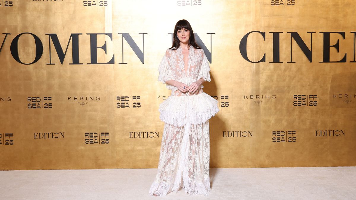 Η Dakota Johnson σε μια ηχηρή δήλωση για την παραγωγή ταινιών- «Αυτό που υπάρχει πίσω από την κουρτίνα είναι πραγματικά άσχημο»