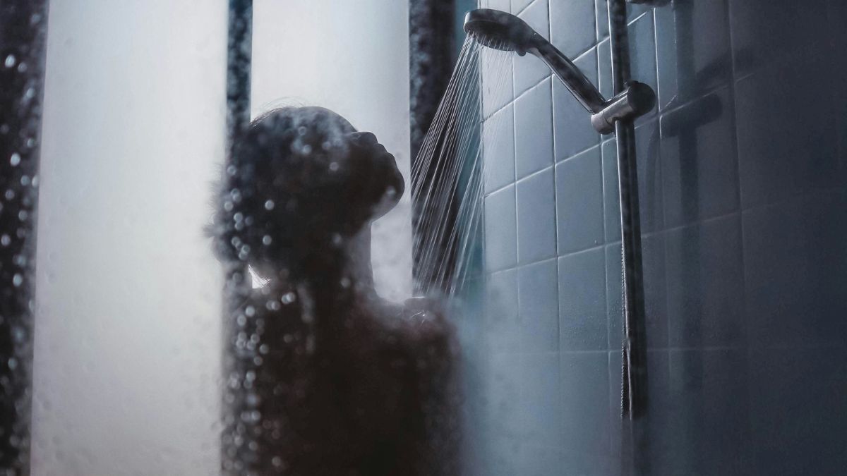 Dark Showering: Η βραδινή ρουτίνα που υπόσχεται καλύτερο ύπνο και βαθιά χαλάρωση 1