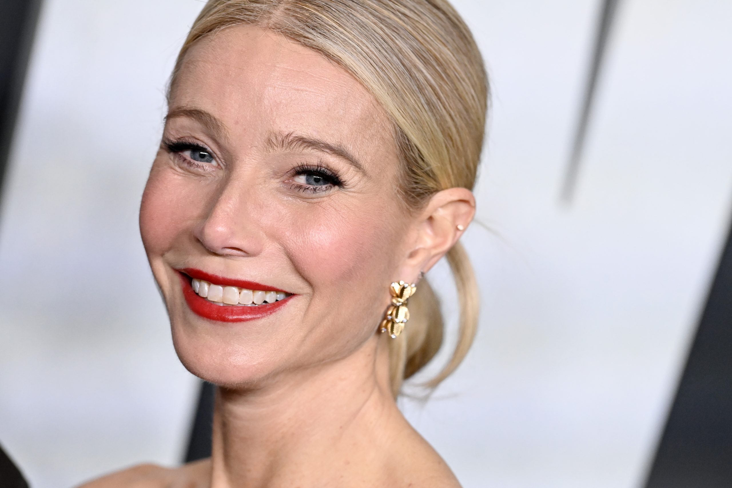 Gwyneth Paltrow – Με κατακόκκινα χείλη και κομψό σινιόν στην πρεμιέρα της ταινίας Marty Supreme 1