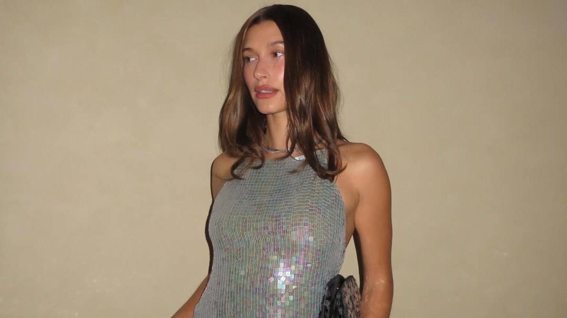 Hailey Bieber – Το ιδιαίτερο γαλλικό που έκανε για τις γιορτές