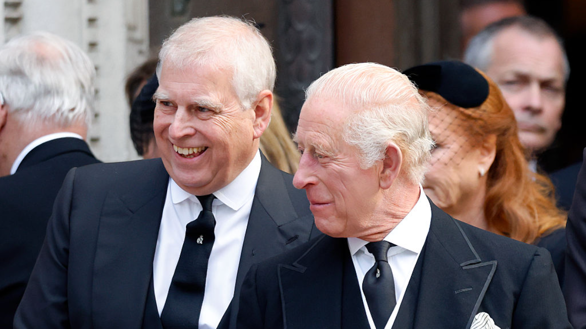 Ο βασιλιάς Κάρολος αφαιρεί τα τελευταία αξιώματα του πρώην πρίγκιπα Andrew: «Το όνομά του θα σβηστεί»