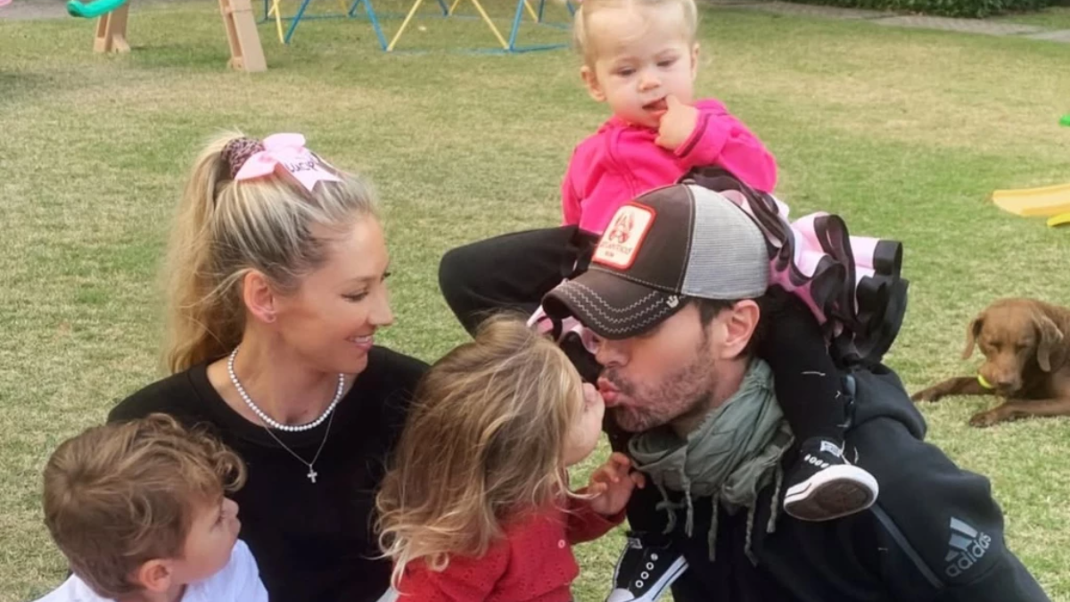Enrique Iglesias- Anna Kournikova: Δημοσίευσαν φωτογραφία των 4 παιδιών τους, μετά τη γέννηση του μωρού τους