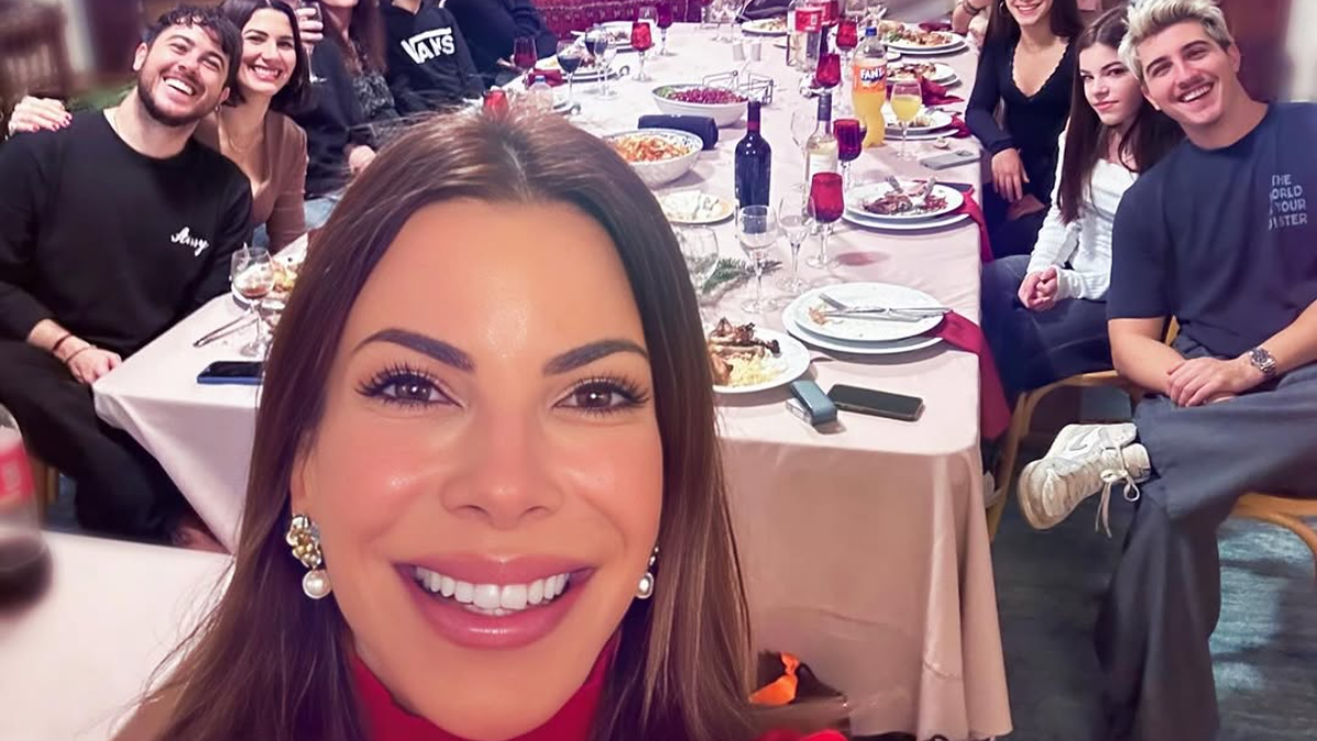 Η σπάνια εμφάνιση του Γιάννη Πάριου με όλους τους γιους του στο γιορτινό τραπέζι 1