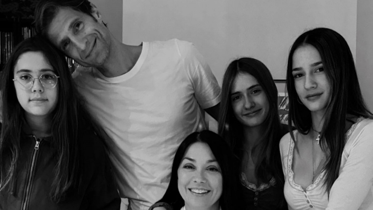 Γενέθλια για την Νάντια Γιαννακοπούλου μαζί με τον Μάξιμο Μουμούρη και τις κόρες τους 1