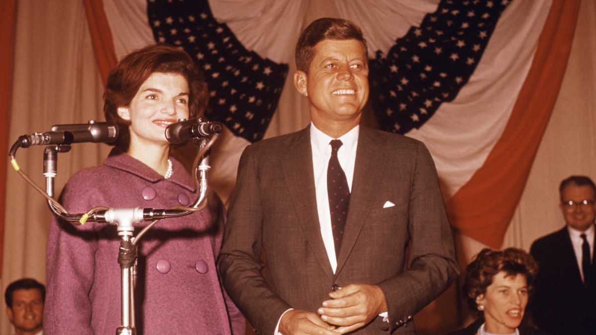 Jackie Kennedy: Το παλτό που φορούσε στις εκλογές του΄60 βγαίνει σε δημοπρασία