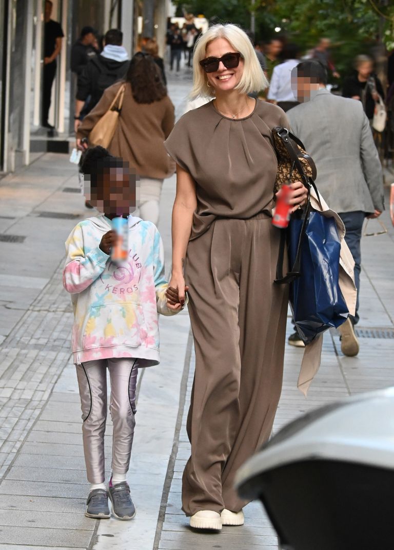 Χριστίνα Κοντοβά: H βόλτα για xmas shopping με την κόρη της και το πιο στιλάτο σύνολο 2