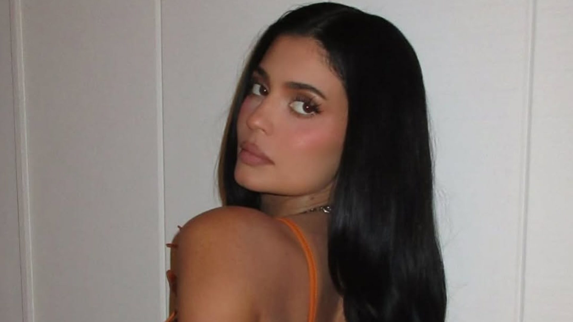 Το tangerine mani της Kylie Jenner είναι ιδανικό για εσάς που αγαπάτε τα εκτυφλωτικά χρώματα το χειμώνα 1