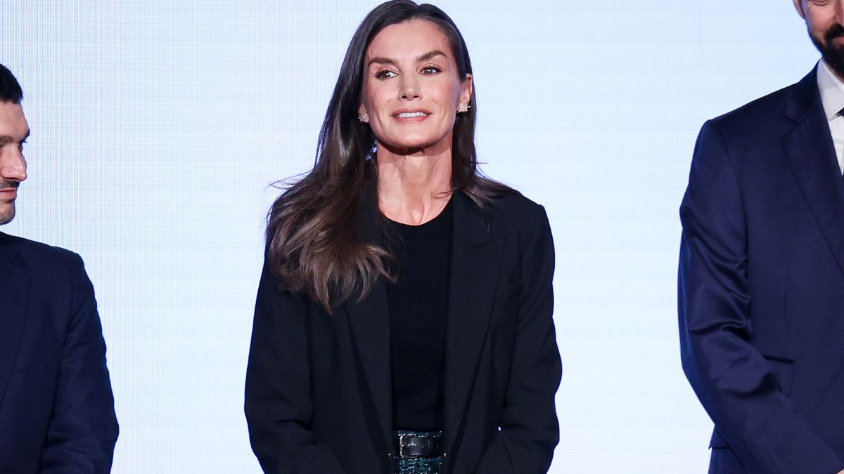 Η βασίλισσα Letizia μας δείχνει πως να φορέσουμε το απόλυτο glam παντελόνι για τις γιορτές – Απογειώνει κάθε casual chic εμφάνιση 1