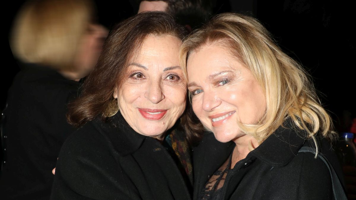 Χάρις Αλεξίου & Μαρία Καβογιάννη- Η συγκινητική επανένωση στην πρεμιέρα του θεατρικού έργου «Το 5ο Βήμα»