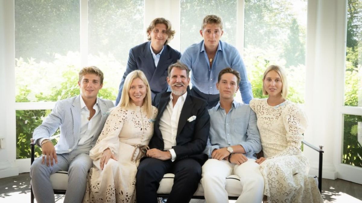 Marie Chantal: Η χριστουγεννιάτικη κάρτα της οικογένειας Ντε Γκρες, οι ευχές και το σχόλιο που έκλεψε τις εντυπώσεις 1