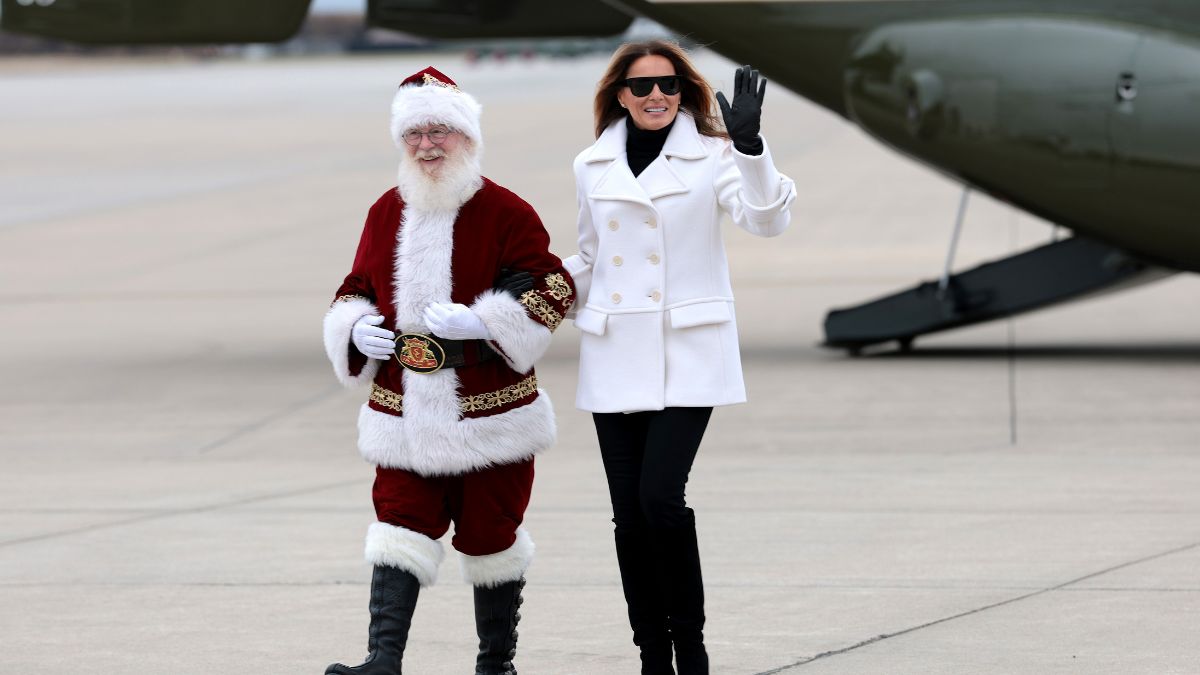 «Πέταξα εδώ με τον Santa» – Η Melania Trump μοιράζει χαρά στα παιδιά και στέλνει τρυφερό χριστουγεννιάτικο μήνυμα