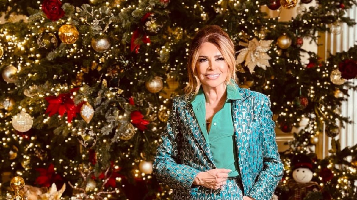 Μιμή Ντενίση: Yποδέχεται τις γιορτές με μία από τις πιο κομψές και λαμπερές εμφανίσεις της