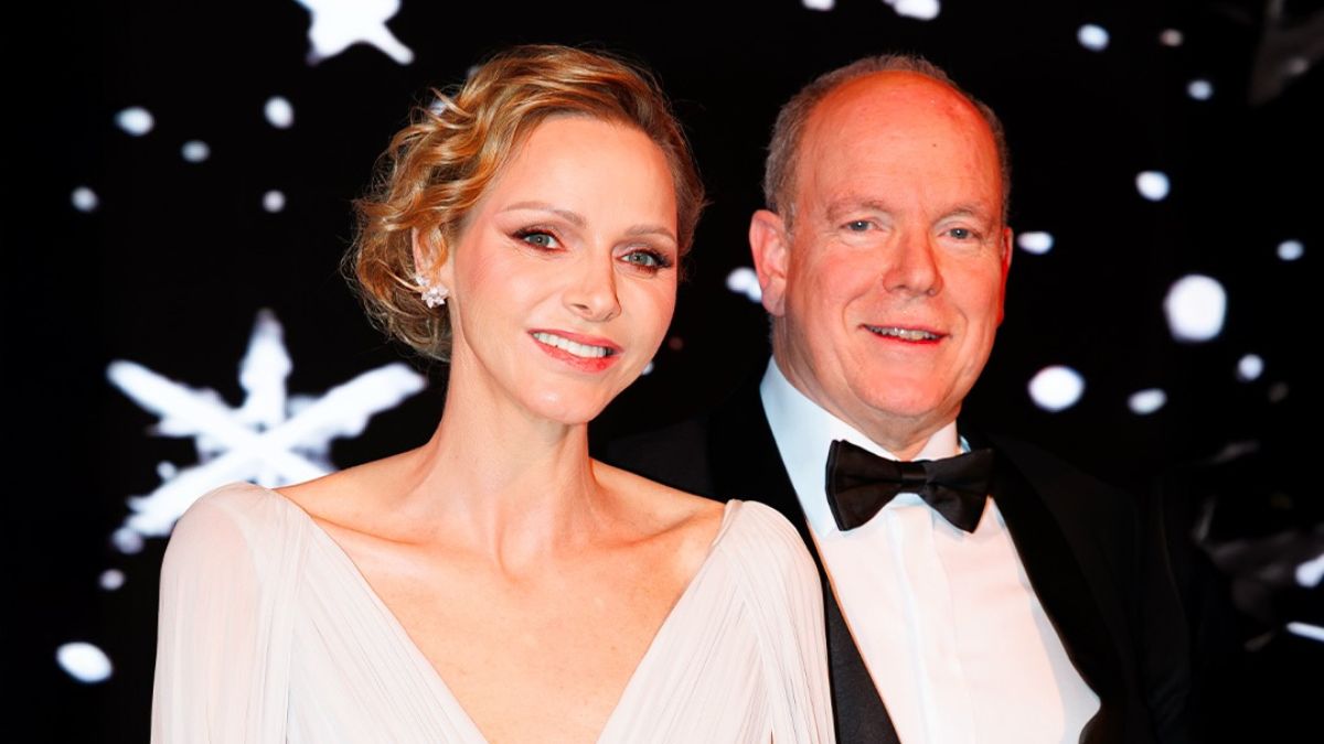 Πριγκίπισσα Charlene του Monaco: Η λαμπερή εμφάνιση με λευκό φόρεμα που θύμισε το iconic look της Kate Middleton 1