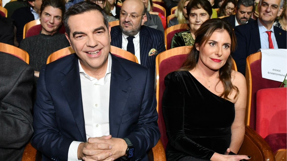 Μπέττυ Μπαζιάνα: Η κομψή εμφάνιση στο Θέατρο Παλλάς για την παρουσίαση του βιβλίου «Ιθάκη» του Αλέξη Τσίπρα