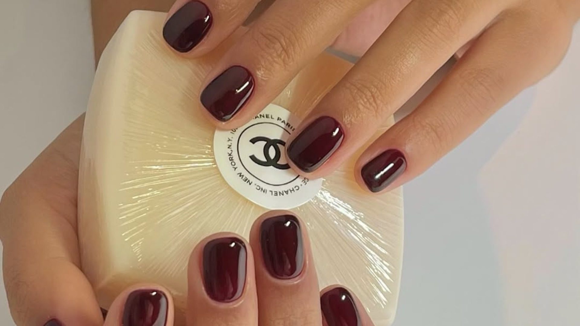 Αυτό είναι το χρώμα νυχιών που επιλέγουν όλα τα chic κορίτσια αυτήν τη στιγμή 1