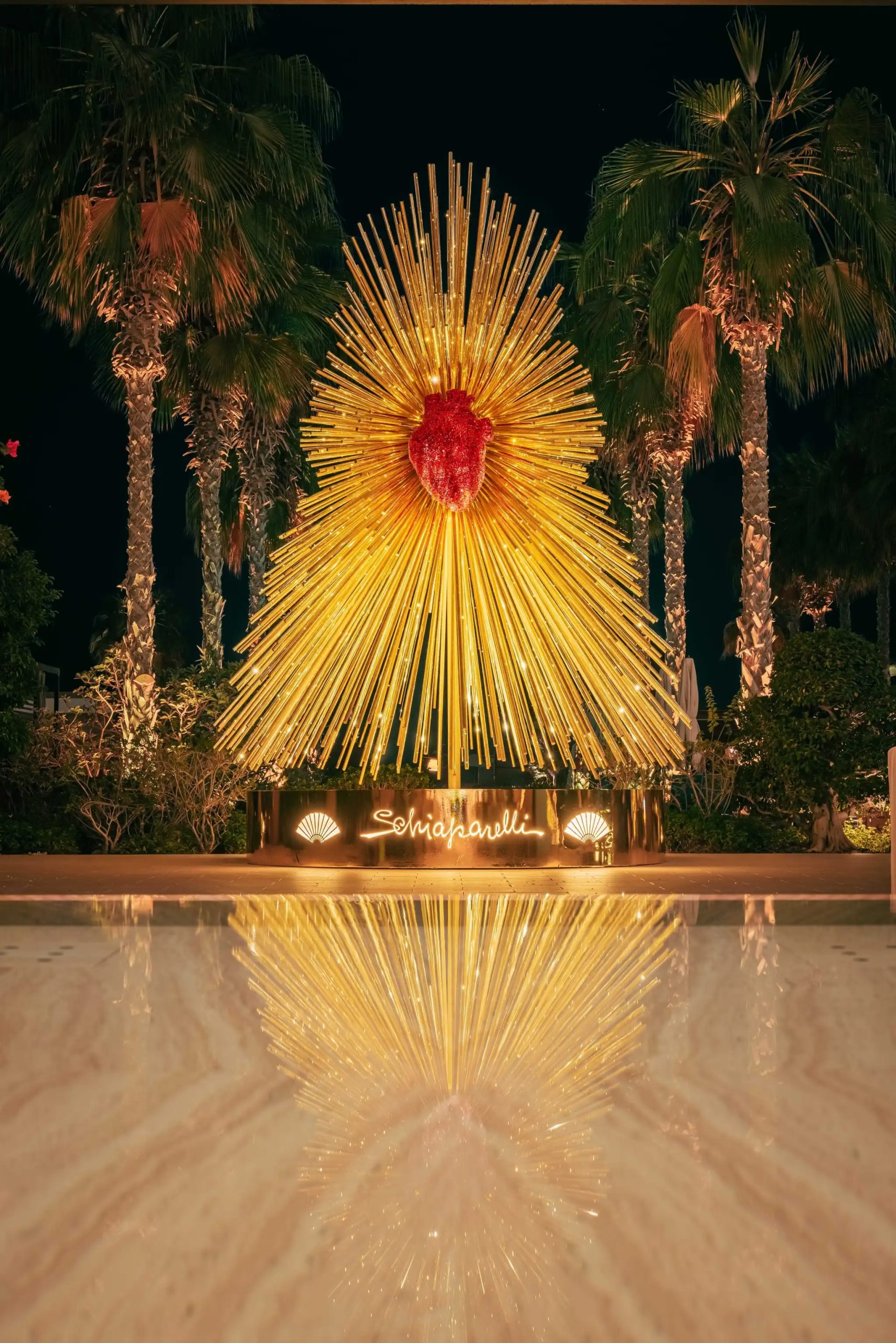 Το χριστουγεννιάτικο δέντρο της Schiaparelli στο Dubai: Ένα γλυπτό φωτός με παλλόμενη μηχανική καρδιά 2