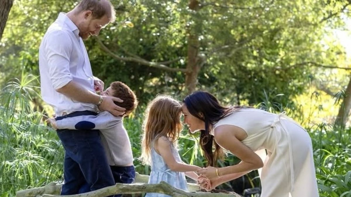 Ο πρίγκιπας Harry και η Meghan Markle μοιράστηκαν τη χριστουγεννιάτικη κάρτα τους- Πρωταγωνιστές (επιτέλους) ο Archie και η Lilibet