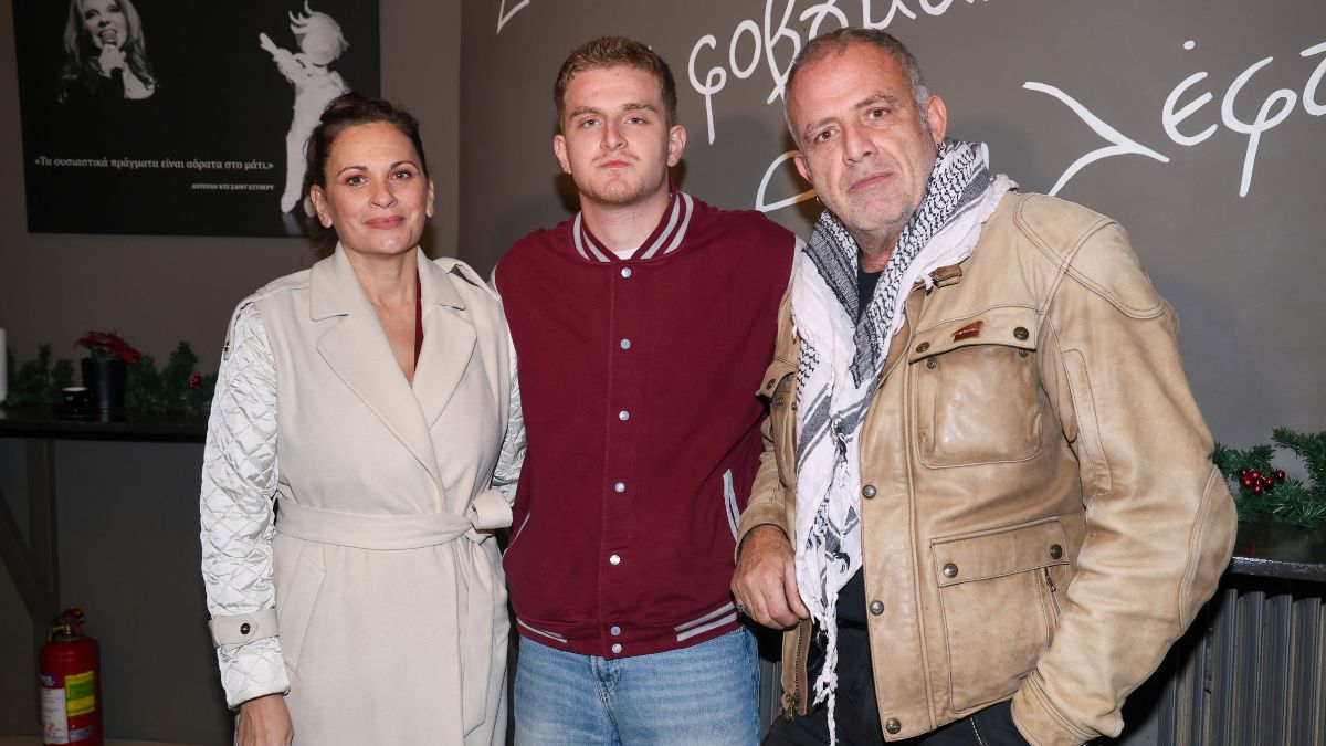 Πασχάλης Τσαρούχας και Θεοφανία Παπαθωμά: Σπάνια κοινή εμφάνιση με τον 19χρονο γιο τους στο θέατρο