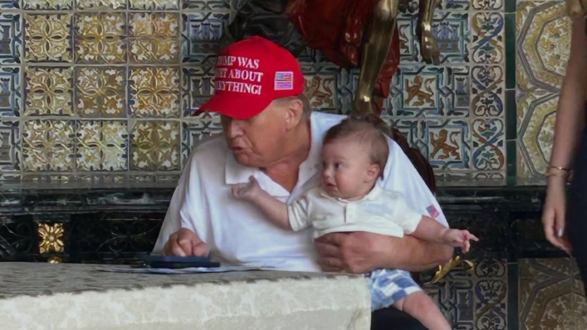 O Donald Trump έτσι όπως δεν τον έχουμε ξαναδεί- Οι τρυφερές στιγμές με τον εγγονό του