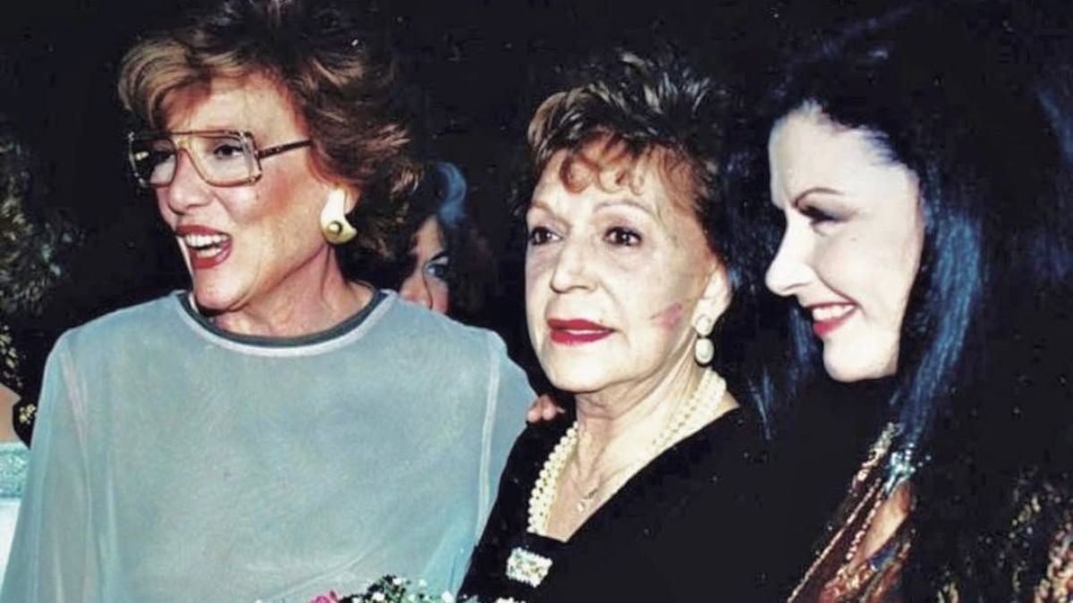 Η Μάρω Κοντού, η Ρένα Βλαχοπούλου και η Ζωζώ Σαπουντζάκη σε μια σπάνια φωτογραφία τη δεκαετία του 1990 1
