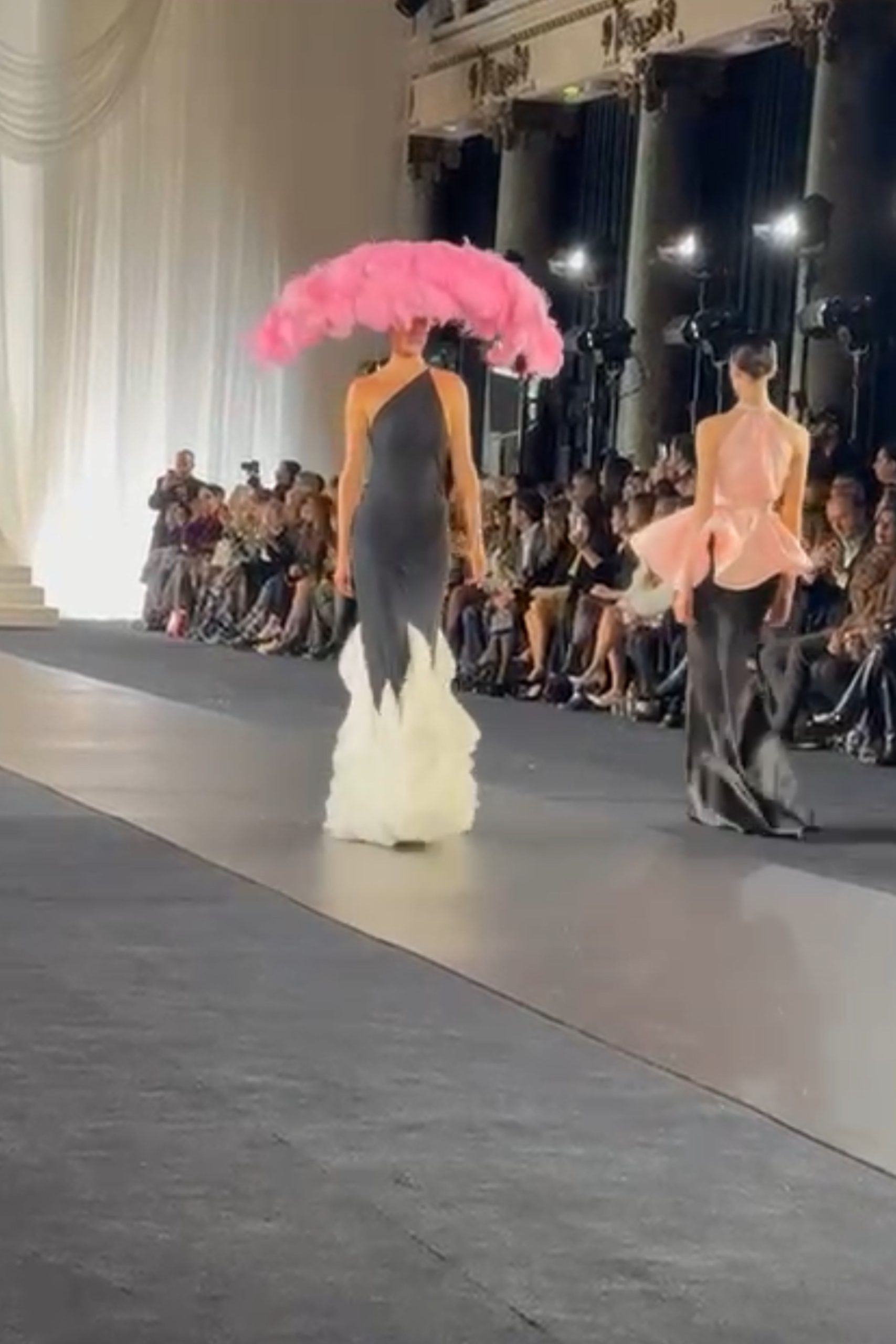 Η Celia Kritharioti κατέκτησε ξανά το Παρίσι με ένα εντυπωσιακό show υψηλής ραπτικής – Το Grace ήταν εκεί 2