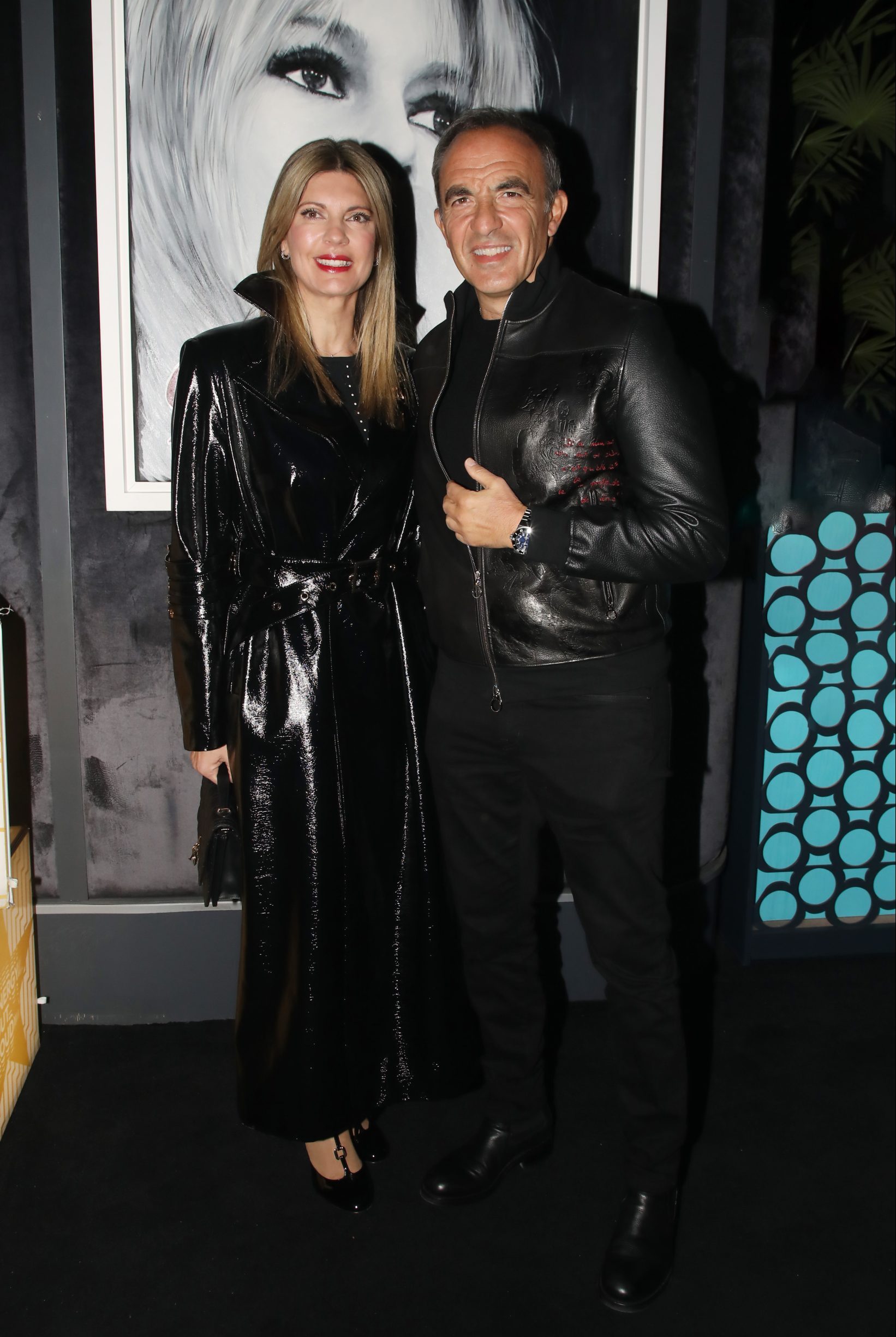 H σπάνια και φινετσάτη εμφάνιση της συζύγου του Νίκου Αλιάγα στο νυχτερινό κέντρο όπου τραγουδά ο Αντώνης Ρέμος 2